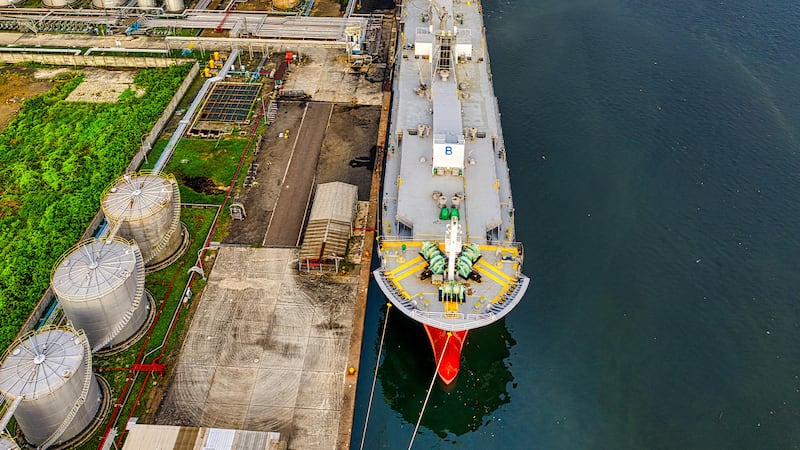 Oil Market Set for Tumultuous Week as Kharg Attack Raises Stakes